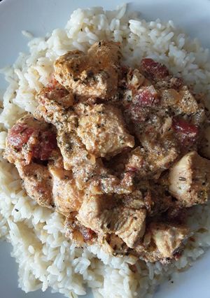 Una foto de Pollo con salsa de yogur y especias