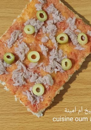 صورة لوصفة بيتزا كاري بالزيتون و التونة على طريقة أم أمينة