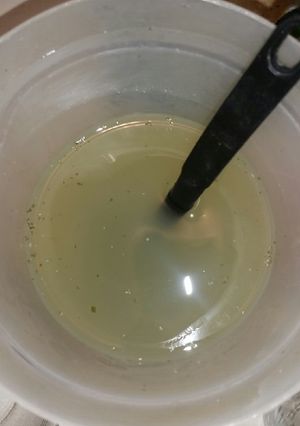 Una foto de Agua de pepino con limón y hierbabuena