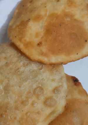 A picture of Aloo ki kachori.