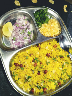 कांदे पोहे (kande pohe recipe in marathi) रेसिपी चे मुख्य फोटो