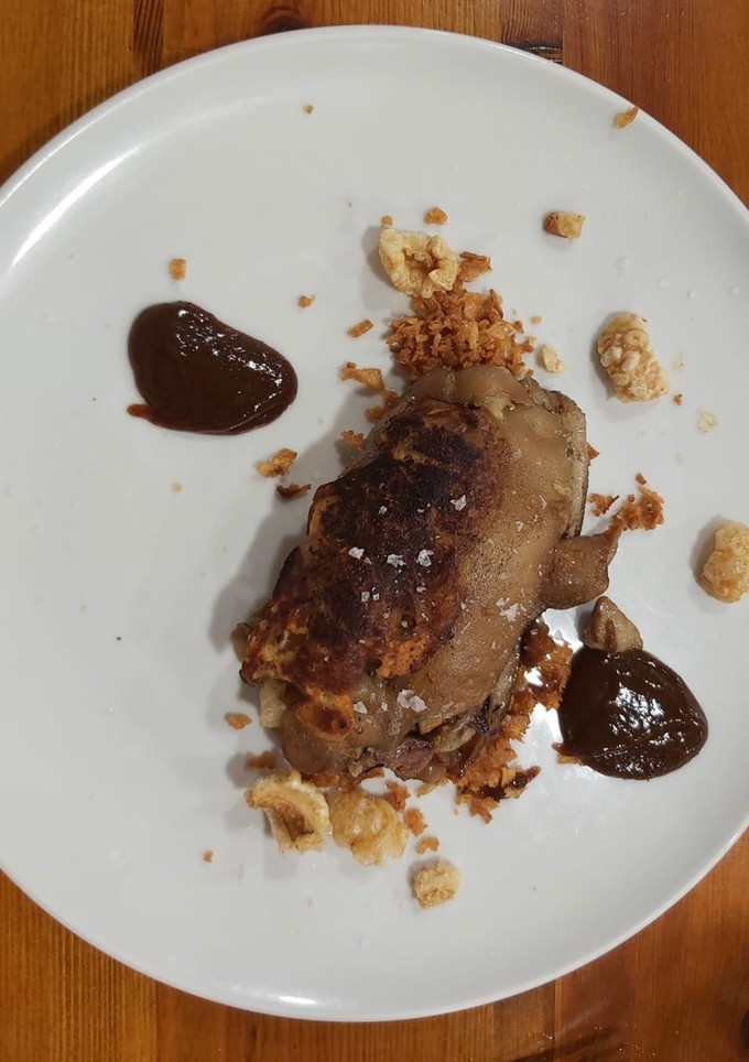 Una foto de Manos de ministro deshuesadas rellenas de hongos (patas de cerdo)