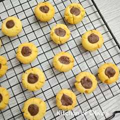 Thumb Print Cookies (5 bahan) রেসিপির প্রধান ছবি