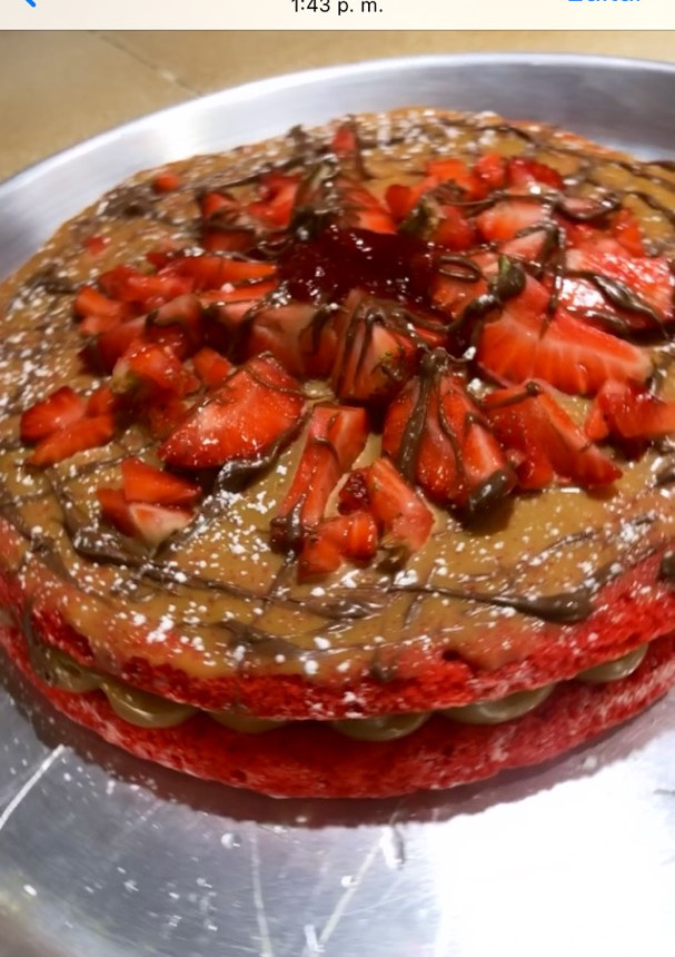Una foto de Torta súper práctica de arequipe, mermelada y Nutella