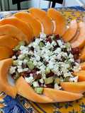 Salade de melon au concombre, tomate noire, oignon rouge et feta