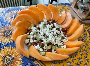 Une photo de Salade de melon au concombre, tomate noire, oignon rouge et feta