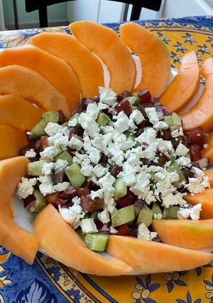 Une photo de Salade de melon au concombre, tomate noire, oignon rouge et feta