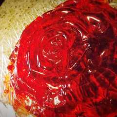 Una foto de Gelatina de fresa forma de rosa, fácil, y durofrio con manzana