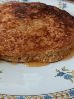 Una foto de Tortilla de avena, manzana, miel y canela