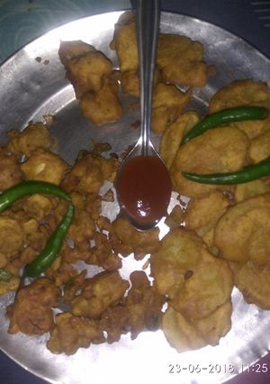 A picture of Pyaj,alu or paneer pakoda#monsoon.