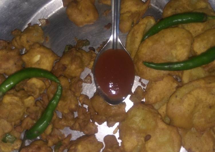 How to Make Favorite Pyaj,alu or paneer pakoda#monsoon