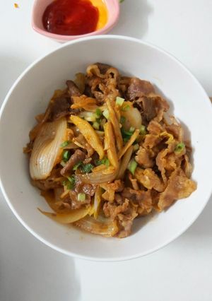 Hình của món GYUUDON KIM CHI (cơm thịt bò xào hành tây, kim chi).