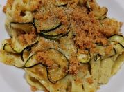 Una foto di pasta pangrattato olive