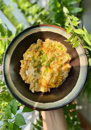 Hình của món Cơm gà trứng kiểu Nhật (Oyakodon).