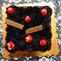 A picture of Kit Kat cake.