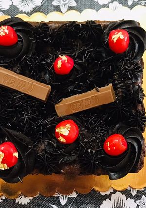 A picture of Kit Kat cake.