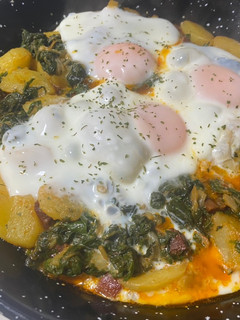 Una foto de Acelgas con patatas, jamón y huevos