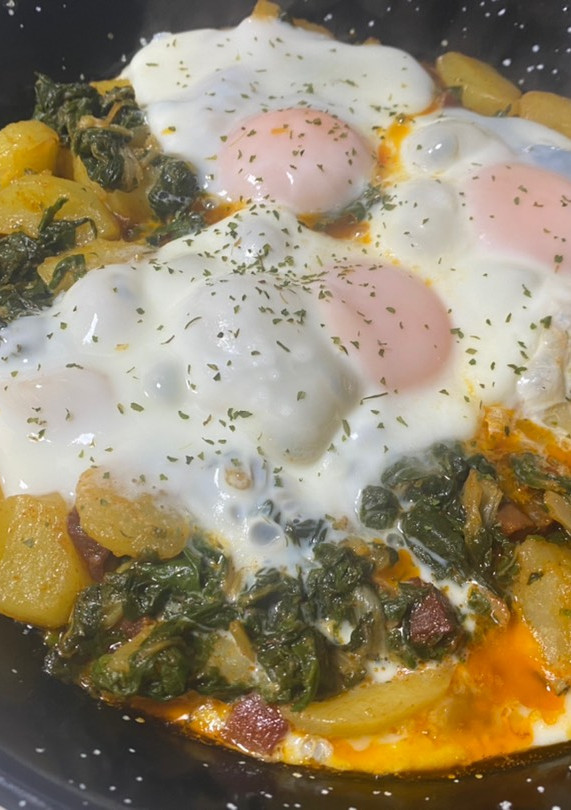 Una foto de Acelgas con patatas, jamón y huevos