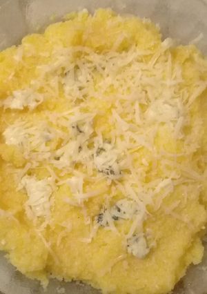 Una foto de Polenta (harina de maíz) con quesos😁