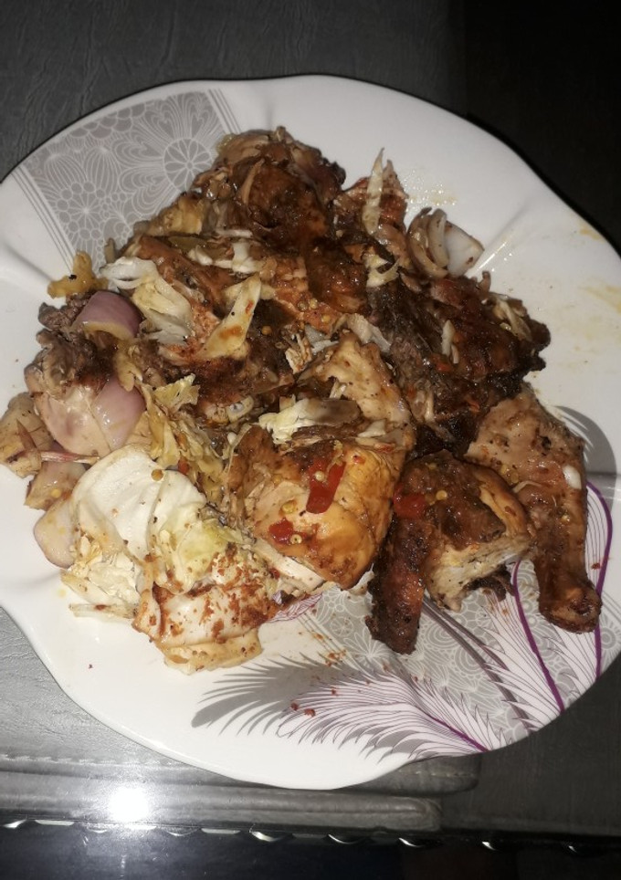 A picture of Fried chicken and source.