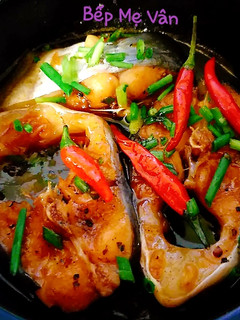 Hình của món Cá hú kho tộ.