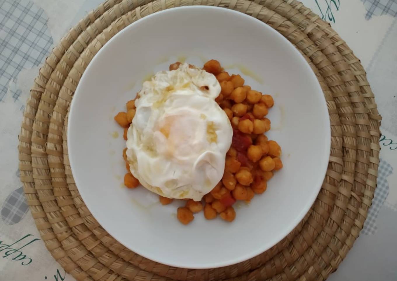 Garbanzos especiados con huevo frito