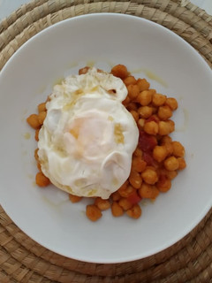 Una foto de Garbanzos especiados con huevo frito