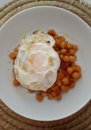 Una foto de Garbanzos especiados con huevo frito