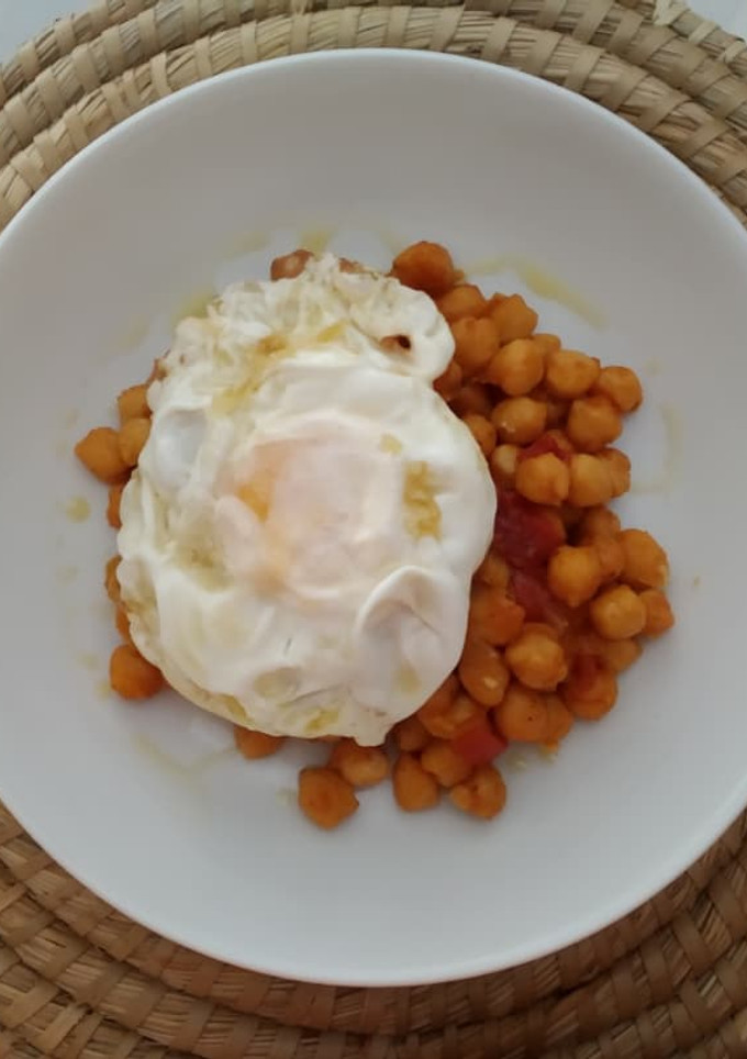 Una foto de Garbanzos especiados con huevo frito