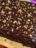 Bizcocho de Chocolate con Cobertura de Chocolate y Nueces