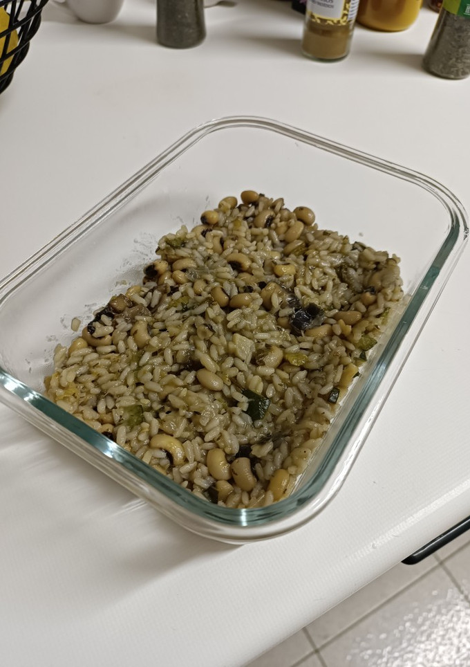 Una foto de Arroz vaporizado con judías de carilla y verduras