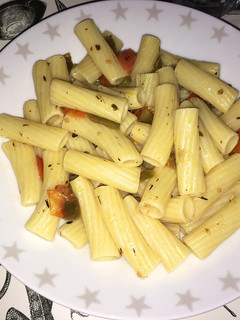 Una foto de Macarrones a las finas hierbas