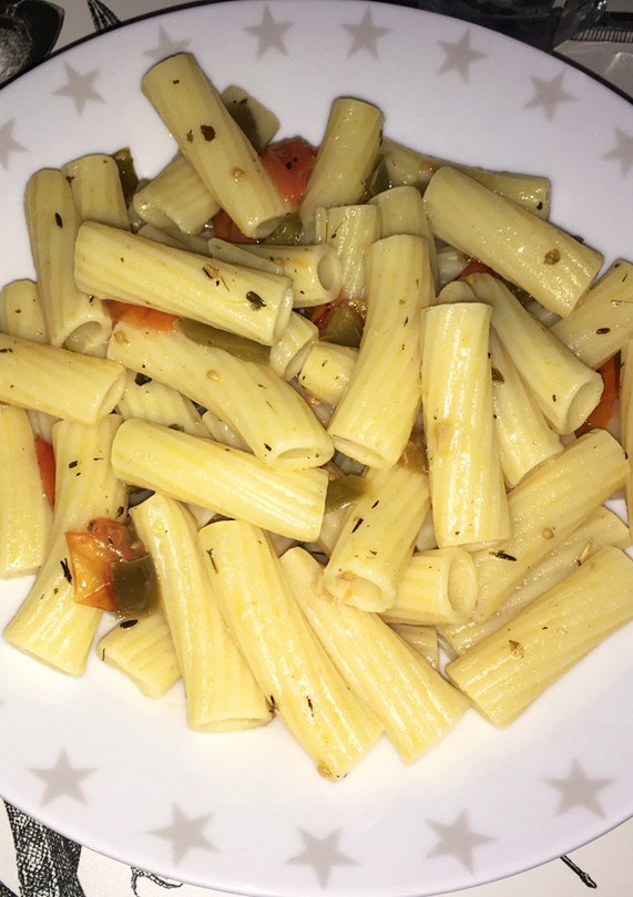 Una foto de Macarrones a las finas hierbas