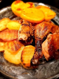 Egészben sült kacsa, karamellizált barackkal, pirított burgonyával recept fotója