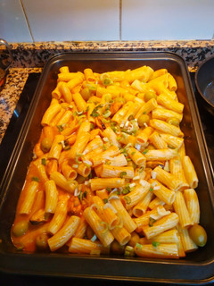 Una foto de Penne, pomodoro e cozze