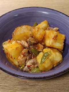 Una foto de Pollo con yuca a mi estilo