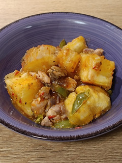 Una foto de Pollo con yuca a mi estilo
