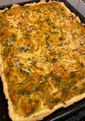 Una foto de Tarta de zapallo, boniato, pollo y perejil