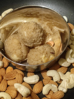 आटा पंजीरी लड्डू (Atta panjiri laddu recipe in hindi) रेसिपी मुख्य फोटो