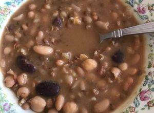 Una foto de Potaje de 9 frijoles
