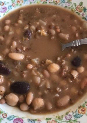 Una foto de Potaje de 9 frijoles