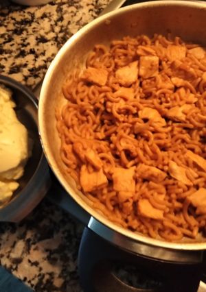 Una foto de Fideuá de pollo con alioli