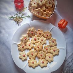 A picture of Flower biscuits.