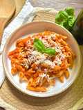 Macarrones con Tomate, Pollo y Huevo Duro
