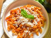 Una foto de pasta con solomillo de pollo