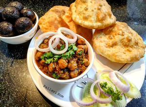 A picture of Punjabi Chole Bhature.