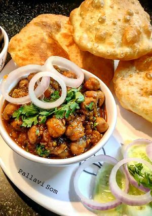A picture of Punjabi Chole Bhature.