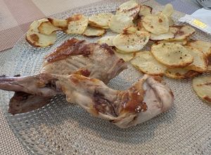 Una foto de Conejo a la plancha con patatas al horno y alioli light