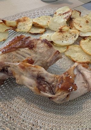 Una foto de Conejo a la plancha con patatas al horno y alioli light