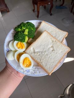 Hình của món Bánh mì kẹp trứng, súp lơ xanh.